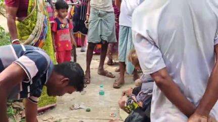 দাসপুর ১: দাসপুর এলাকায় ঘোরাফেরা করছে এক ব্যক্তি সন্দেহ হতে আটক এলাকার মানুষের, ঘটনাস্থলে পুলিশ