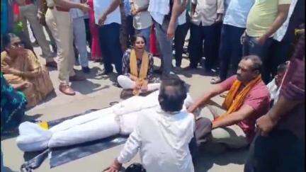 पाथ्री: अनंता टोम्पे हत्या प्रकरणातील आरोपींना अटक करा संतप्त नातेवाईकांचा पोलीस ठाण्यासमोर आक्रोश