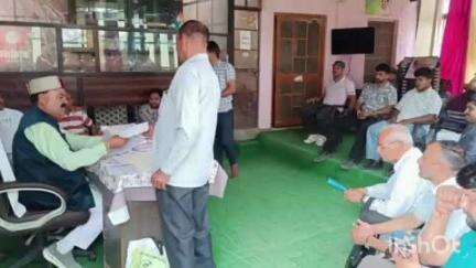 बड़सर: बड़सर के विधायक इंद्र दत्त लखनपाल ने अपने कार्यालय में लोगों की जन समस्याएं सुनीं