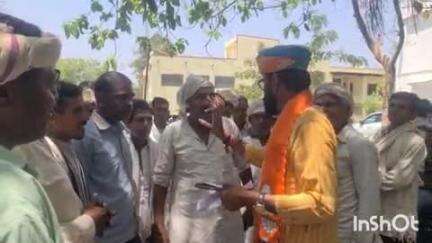घाटोल: रोहनिया के गांव को ग्राम पंचायत भगोरो का खेड़ा में यथावत रखने की मांग को लेकर भाजपा जिला अध्यक्ष को दिया ज्ञापन