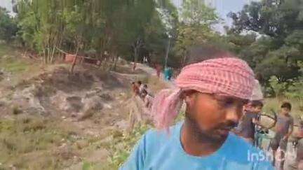 राजापाकर: राजापाकर थाना क्षेत्र के बैकुंठपुर पंचायत के गंगाजल गांव में पोखर में पलटी टाटा एसी मैजिक गाड़ी, चालक गंभीर रूप से घायल