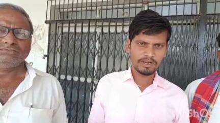 मेसकौर: मंझला गांव के ग्रामीण ने अधिकारियों की पोल खोली, कहा- आवास योजना के तहत गरीबों से ली जा रही है पैसा