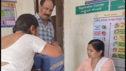 పిట్లం: మద్దెలచెరువు గ్రామంలో టీకాలను పరిశీలించిన డిప్యూటీ డీఎంహెచ్ఓ