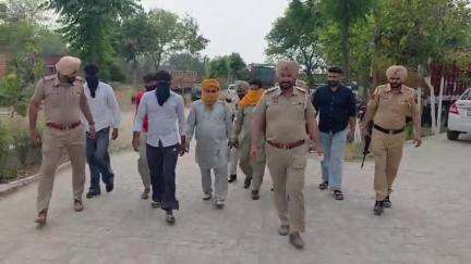 ਨਿਹਾਲ ਸਿੰਘਵਾਲਾ: ਮੋਗਾ ਨੂੰ ਮਿਲੀ ਵੱਡੀ ਸਫਲਤਾ8 ਨਸ਼ਾ ਤਸਕਰਾਂ ਨੂੰ ਦੋ ਵੱਖ-ਵੱਖ ਮੁਕਦਮਿਆਂ ਵਿੱਚ  ਗ੍ਰਿਫਤਾਰ ਕਰਕੇ 650 ਗ੍ਰਾਮ ਹੈਰੋਇਨ ਸਮੇਤ ਦੋ ਕਾਰਾਂ ਕੀਤਾ ਗ੍