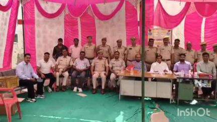 महवा: महुआ थाने में आयोजित रक्तदान शिविर में पुलिस उपाधीक्षक रहे मौजूद