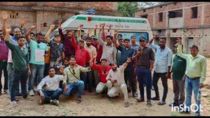 मनोहरपुर: मनोहरपुर में बकाया वेतन और अन्य मांगों को लेकर 108 एंबुलेंस कर्मचारियों ने शुरू की अनिश्चितकालीन हड़ताल