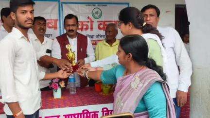 कहलगांव: कटोरिया के उत्क्रमित उच्च माध्यमिक विद्यालय में इंटर और मैट्रिक में सफल छात्र-छात्राओं को किया गया सम्मानित