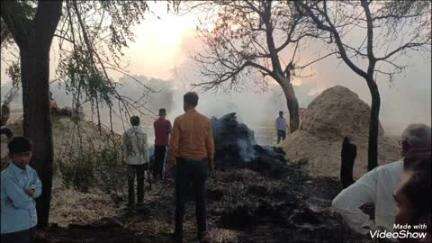 कुम्हेर: कुम्हेर के गांव नगला जोध सिंह में विद्युत लाइन में फॉल्ट आने से 400 मन भूसा जल गया, लाखों रुपए का ईंधन भी राख में तब्दील