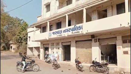 જસદણ: જસદણ નગરપાલિકા વિસ્તારમાં બિનકાયદેસર બિલ્ડીંગો ખડકી દેવામાં આવતા બાંધકામ સમિતિના ચેરમેન સોનલબેન વસાણીની લેખિતમાં રજૂઆત