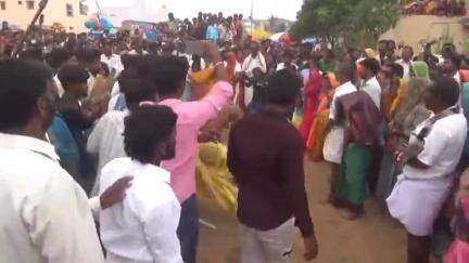 தேன்கனிகோட்டை: D.கொத்தப்பள்ளியில் 386 ஆண்டுகால பழமைவாய்ந்த திருவிழா: பூசாரியிடம் துடப்பம்,முறத்தால் அடிவாங்கி பக்தர்கள் வினோத வழிபாடு