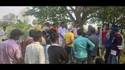 हसनपुरा: धनौती गांव में मृतक युवक के परिजनों से मिले कोऑपरेटिव बैंक के चेयरमैन, दी सांत्वना