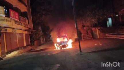 खेड: भल्या पहाटे खेड नगर परिषदेसमोर कारला लागली आग; गाडी जळून झाली खाक
