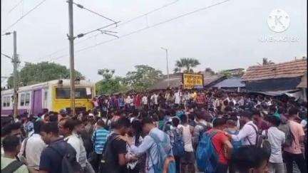 মথুরাপুর ১: মথুরাপুর রেলস্টেশনের রেল অবরোধ নিত্যযাত্রীদের রেল পুলিশের হস্তক্ষেপে তিন ঘন্টা পর উঠে যায় অবরোধ