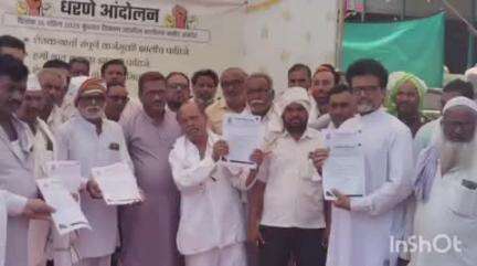 अकोट: तहसिल कार्यालय येथे कर्जमाफी व ईतर मागण्यांसाठी शेतकरी विकास मंचाचे धरणे आंदोलन