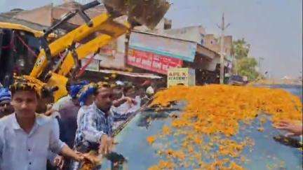 हसनपुरा: हसनपुरा में ओसामा सहाब पर ग्रामीणों ने जेसीबी से फूल बरसाए