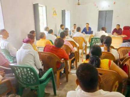 पकरीबरावां: प्रखंड शिक्षा पदाधिकारी ने विद्यालय के प्रधानों के साथ की बैठक