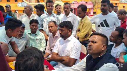 चन्द्रपुरा: डुमरी विधायक जयराम महतो ने तेलो स्थित दुर्गा मंडप परिसर में जनता दरबार लगाकर सुनीं ग्रामीणों की समस्याएं