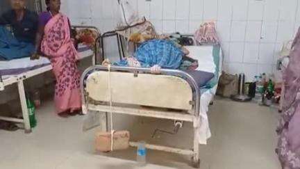 सबौर: सरकारी अस्पताल जेएलएनएमसीएच अस्पताल का सिस्टम खुद ही बीमार, ट्रैक्शन के लिए ईंटों का सहारा ले रहे डॉक्टर