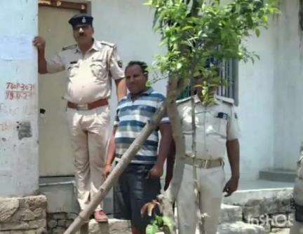 सिधवलिया: सिधवलिया पुलिस ने हत्याकांड में फरार आरोपी के घर चिपकाए इश्तिहार