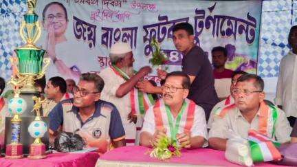 কালীগঞ্জ: কালিগঞ্জ ব্লক যুব তৃণমূল কংগ্রেসের উদ্যোগে বড় ইটনায় জয় বাংলা ফুটবল টুর্নামেন্ট শেষ হলো