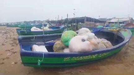 வேதாரண்யம்: கோடிய கரைக்கு தென்கிழக்கே மீன்பிடித்துக் கொண்டிருந்த தமிழக மீனவர்கள் மீது இலங்கை கடற்கொள்ளையர்கள் தாக்குதல்