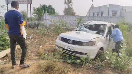 कठूमर: खेड़ली बाईपास रोड पर शादी समारोह में शामिल होकर वापस जयपुर रहे 5 लोगों की पलटी कार
