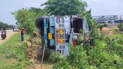 দাঁতন ১: শাঁখারী বাজার এলাকায় নিয়ন্ত্রণ হারিয়ে জাতীয় সড়কের ধারে উল্টে গেল মাল বোঝাই লরি