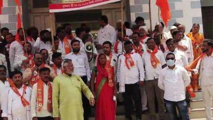 अंबड: तहसील कार्यालयावर शिवसेना ठाकरे गटाचा मोर्चा, अतिवृष्टी अनुदान घोटाळाप्रकरणातील अधिकाऱ्यांना निलंबित करून कारवाईची मागणी