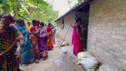 দাসপুর ১: বেআইনি মদের দোকানে হানা দিল প্রমিলা বাহিনী দাসপুরের ধরমপুর ও মজলিসপুর এলাকায়