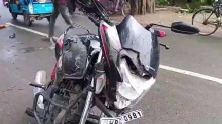 ডোমকল: ডোমকল মেহেদী পাড়া ব্যাকের কাছে মর্মান্তিক পথ দুর্ঘটনায় গুরুতর আহত বাইক চালক