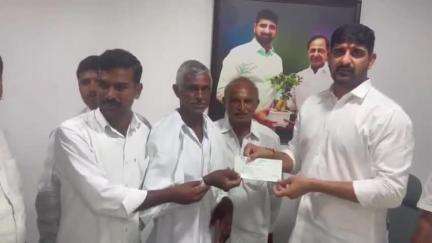 హుజూరాబాద్: ఎమ్మెల్యే క్యాంపు కార్యాలయంలో 219 మంది లబ్ధిదారులకు రూ. 65,55,000 CMRF చెక్కులను   పంపిణీ చేసిన MLA కౌశిక్ రెడ్డి