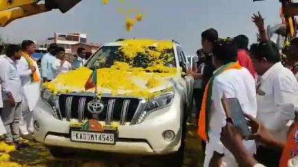ಕೊಲ್ಹಾರ: ಬಿಜೆಪಿಯ ಜನಾಕ್ರೋಶ ಯಾತ್ರೆಗೆ ಆಗಮಿಸಿದ ಬಿ ವೈ ವಿಜಯೇಂದ್ರ ಅವರಿಗೆ ಕೋಲ್ಹಾರದಲ್ಲಿ ಮಾಜಿ ಸಚಿವ ಎಸ್ ಕೆ ಬೆಳ್ಳುಬ್ಬಿ ಅವರಿಂದ ಸ್ವಾಗತ
