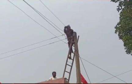 तोपचांची: तोपचांची प्रखंड के ढांगी पंचायत के महडोर टोला में पिछले पाँच दिनों से बिजली गुल है, ग्रामीण परेशान