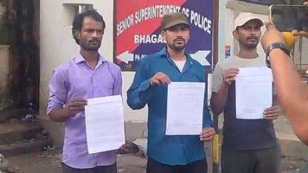 सबौर: विश्वविद्यालय थाना क्षेत्र के परवत्ती इलाके के तीन भाई एसएसपी से न्याय की गुहार लगा रहे हैं