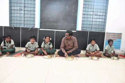போளூர்: உழவர் சந்தை மற்றும் பள்ளியில் திடீர் ஆய்வு பள்ளியில் மாணவர்களோடு அமர்ந்து உணவருந்திய மாவட்ட ஆட்சியர்
