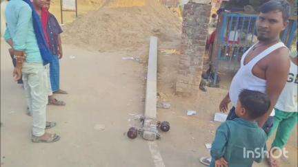 बिशुनपुरा: बालू अनलोड करते समय ट्रैक्टर विद्युत खंभे से टकराया, एक युवक की मौत, ग्रामीणों ने किया सड़क जाम