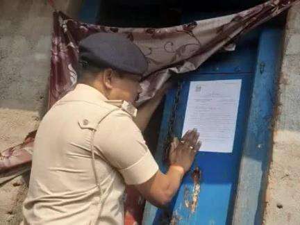 कसार थाना के द्वारा कांड में फरार अभियुक्त सोनी खातून के घर पर जाकर माननीय न्यायालय से निर्गत इश्तेहार तामिला....