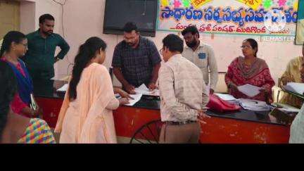 మధిర: ముదిగొండ లో  నిర్ణీత గడువులోగా యువ వికాసం దరఖాస్తుల ధృవీకరణ పూర్తి చేయాలి జిల్లా ఇంచార్జి కలెక్టర్ డాక్టర్ శ్రీజ