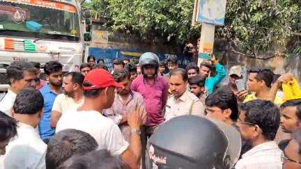 নিতুড়িয়া: আর টি পি এস এর দূষিত ছাই পরিবহনে দূষণ ছড়াচ্ছে এলাকায় প্রতিবাদে পথ অবরোধ করলেন এলাকাবাসী