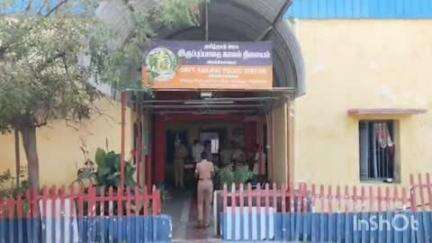 அரக்கோணம்: அரக்கோணம் ரயில் நிலையத்தில் போலீசிடம் இருந்து தப்பிய சிலை கடத்தல் பெண் குற்றவாளி