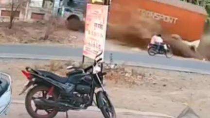 केज: केज उपजिल्हा रुग्णालयासमोर भरधाव वेगात  आलेला कंटेनर पलटी झाला