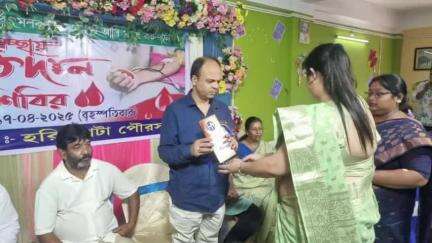 হরিণঘাটা: হরিণঘাটা পৌরসভার উদ্যোগে মহতি রক্তদান শিবিরে নদীয়া দক্ষিণ তৃণমূল সভাপতি দেবাশীষ গাঙ্গুলী