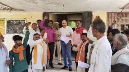 मनोहरथाना: मनोहर थाना में भारतीय किसान संघ के कार्यकर्ताओं ने 8 सूत्रीय मांगों को लेकर उपखंड अधिकारी को ज्ञापन सौंपा