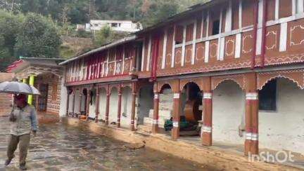 चकराता: जौनसार बावर में 130 साल पुराने बिस्सू गनियात पर्व की धूम, बुरांश के फूलों से सजे घर
