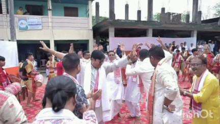 নাহৰকটীয়া: নাহৰকটীয়া চহৰত  নাহৰকটীয়া ব্যৱসায়ী সন্থাৰ দ্বাৰা আয়োজিত “ৰঙেৰে এদিন” অনুষ্ঠানত অংশ ললে বিধায়ক তৰংগ গগৈয়ে