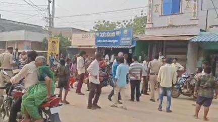 దొడ్లేరులో మంచినీరు సరఫరా చేయాలంటూ రోడ్డెక్కి ఖాళీ బిందెలతో నిరసన వ్యక్తం చేసిన గ్రామస్తులు