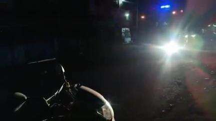 बरहेट: कुसमा बाजार में सड़क किनारे खड़ी बाइक पर सवार अधेड़ ट्रैक्टर की चपेट में आया, गंभीर रूप से घायल
