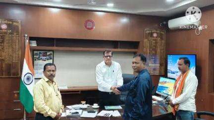 রঘুনাথপুর ২: বেহাল রাস্তা সংস্কার সহ বিভিন্ন দাবিতে আদ্রার DRM কে স্মারকলিপি দিয়ে বৈঠক করলেন  বিধায়ক নদিয়ারচাঁদ বাউরি