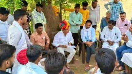 दूनी: विधायक राजेंद्र गुर्जर ने सांवरिया होटल पर जनसुनवाई की, अधिकारियों से बातचीत कर समस्याओं का किया समाधान