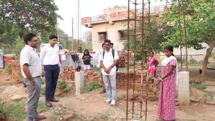 गोइलकेरा: डीसी और डीडीसी ने आसनतलिया में अबुआ आवास योजना निर्माण कार्य का जायजा लिया